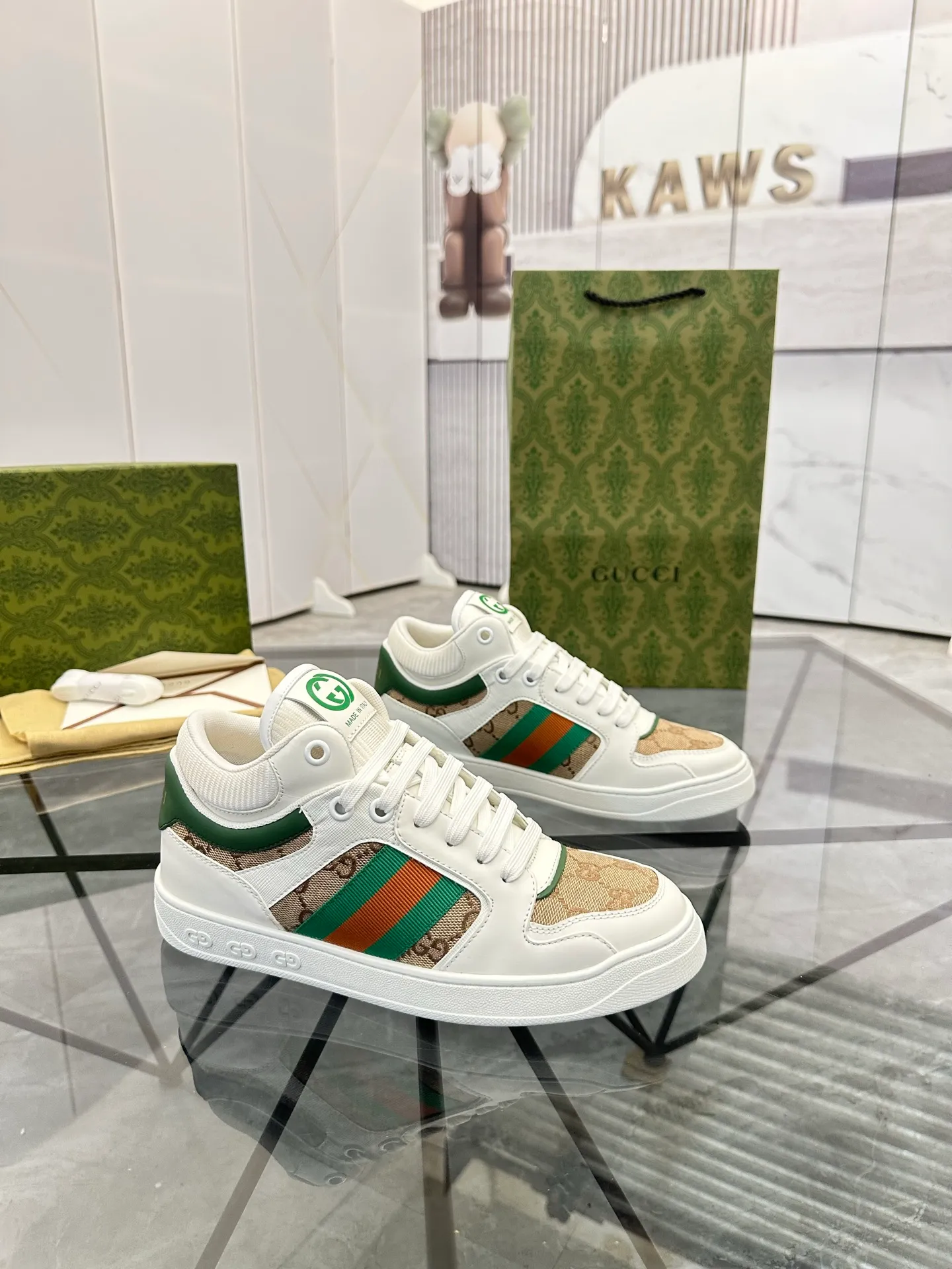 Selling men's shoes 💰: 💰P560¥ Top quality Product trademark: Gucci* "Gucci*" low-top casual shoes Regular size: 38-44 (can be customized to 45.46.) Product material: imported first-layer cowhide leather upper, breathable lining, original outsole. No.: 004